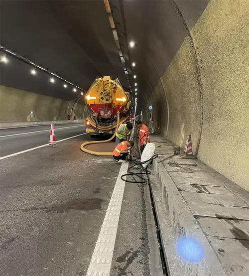 康保隧道排水渠清淤